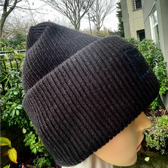 Kurt Geiger Women Black Beanie.
NWT - Picture 4 of 17